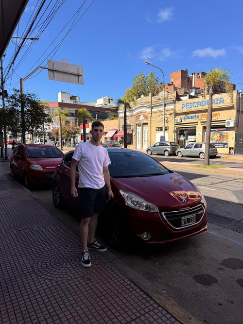 Lucas se pudo comprar su primer auto